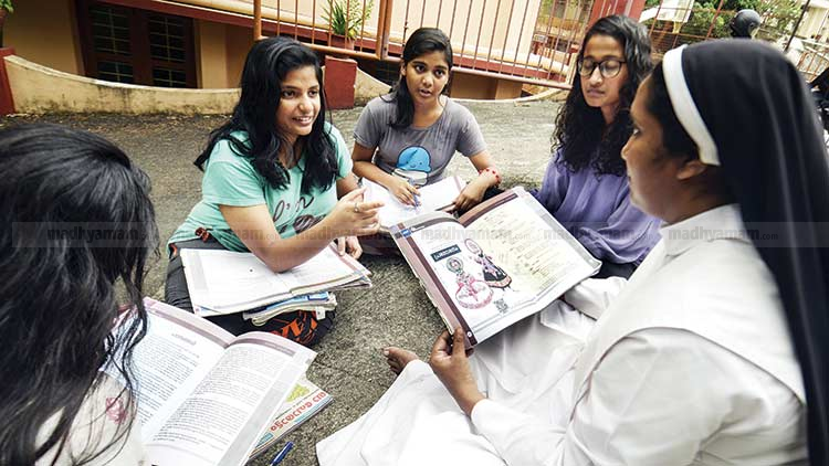 എസ്​.എസ്​.എൽ.സി, ഹയർ​െസക്കൻഡറി,  വി.എച്ച്​.എസ്​.ഇ പരീക്ഷകൾക്ക്​ ഇന്ന്​ തുടക്കം