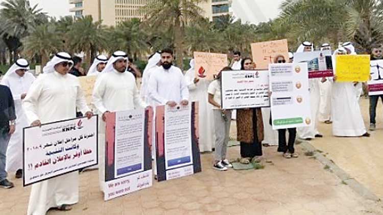 നി​യ​മ​നം ആ​വ​ശ്യ​പ്പെ​ട്ട് സ്വ​ദേ​ശി എ​ൻ​ജി​നീ​യ​ർ​മാ​രു​ടെ സ​മ​രം