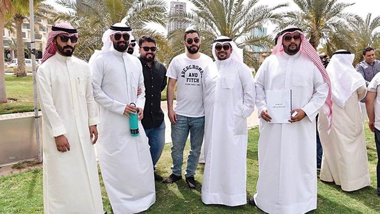 എ​ണ്ണ മേ​ഖ​ല​യി​ൽ നി​യ​മ​നം ആ​വ​ശ്യ​പ്പെ​ട്ട് കു​വൈ​ത്തി എ​ൻ​ജി​നീ​യ​ർ​മാ​രു​ടെ സ​മ​രം