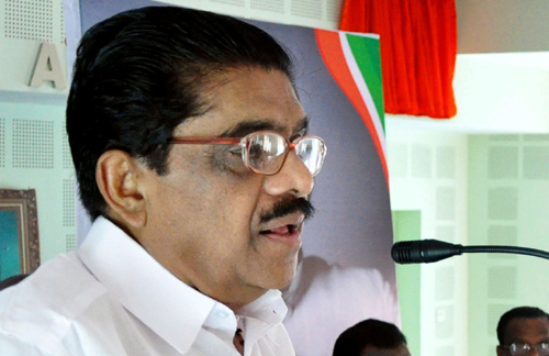 ഗ്രൂപ്പുപ്രവര്‍ത്തനത്തിന് മൊറട്ടോറിയം വേണം, ഇല്ലെങ്കില്‍ നടപടി -സുധീരന്‍