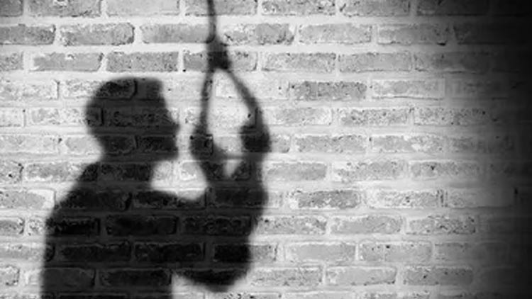 കഴുത്തിൽ കയറിട്ട് നാല് മണിക്കൂർ മരത്തിന് മുകളിൽ