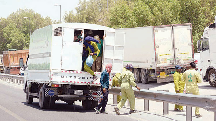പു​റം​ജോ​ലി വി​ല​ക്ക്​ ബാ​ധ​ക​മാ​വാ​തെ  വാ​ടി​ത്ത​ള​ർ​ന്ന്​ ഒ​രു​പ​റ്റം മ​നു​ഷ്യ​ർ