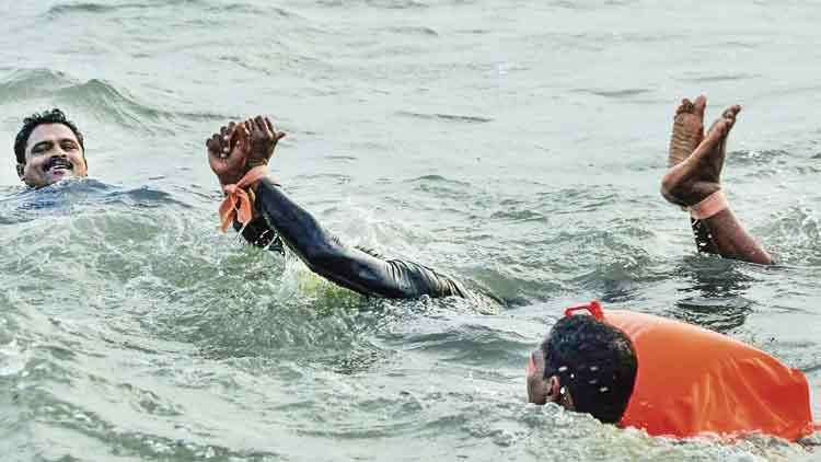 കൈയും കാലും കെട്ടി രതീഷ് നീന്തി; ഡോൾഫിനെപ്പോലെ