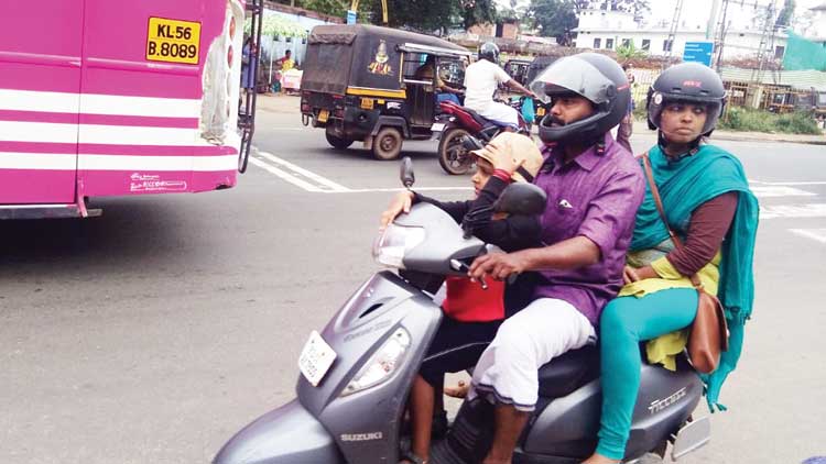 പിൻസീറ്റ്​ ഹെൽമറ്റ്​: ആദ്യം ഉപദേശം, പിന്നെ പിഴ