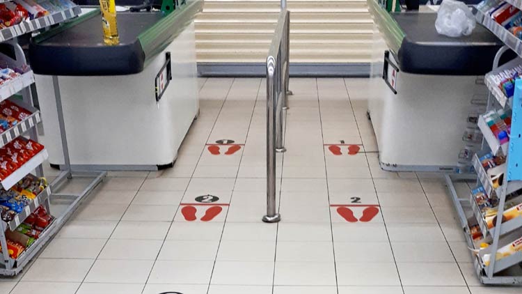 സാ​ധ​ന​ങ്ങ​ൾ വാ​ങ്ങാ​നും  ബി​ല്ല​ട​ക്കാ​നും അ​ക​ല പാ​ല​നം