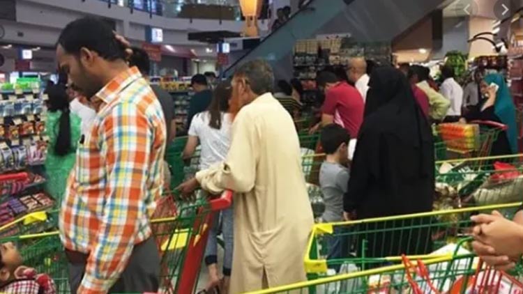 അ​വ​ശ്യ​സാ​ധ​ന​ങ്ങ​ൾ അ​മി​ത​മാ​യി വാ​ങ്ങ​ല്ലേ, അ​ത്​ മ​റ്റു​ള്ള​വ​ർ​ക്കു​​കൂ​ടി​യു​ള്ള​താ​ണ്​