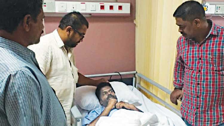 തെരുവിൽ അലഞ്ഞ സുരേഷിനെ ആശുപത്രിയിൽ പ്രവേശിപ്പിച്ചു