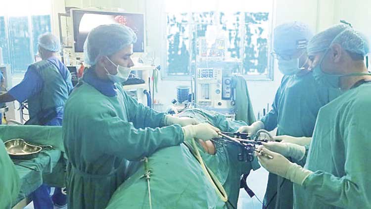 നേ​പ്പാ​ളി​ലെ നി​ർ​ധ​ന​രോ​ഗി​ക​ൾ​ക്ക്​  ശ​സ്​​ത്ര​ക്രി​യ​യു​മാ​യി കു​വൈ​ത്തി ഡോ​ക്​​ട​ർ​മാ​ർ