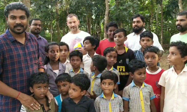 നമുക്കൊരു പന്ത് വേണം; കുട്ടികളുടെ യോഗത്തിന്​ കൈയടിച്ച് കേരളം