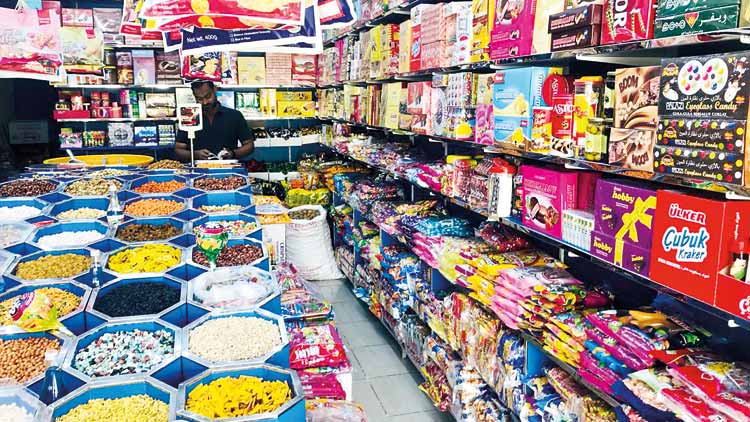 മ​ല​യാ​ള മ​ധു​ര​വു​മാ​യി  മ​ദാ​മി​ലെ മി​ഠാ​യി തെ​രു​വ്