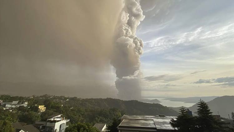 ആകാശത്തേക്ക്​ തീതുപ്പി താൽ അഗ്​നിപർവതം
