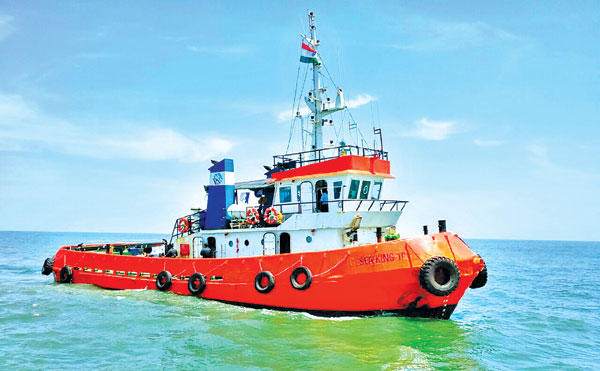 ബേപ്പൂരില്‍ കുടുങ്ങിയ ബാര്‍ജ് കൊണ്ടുപോകാന്‍ ടഗ്ഗ് എത്തി