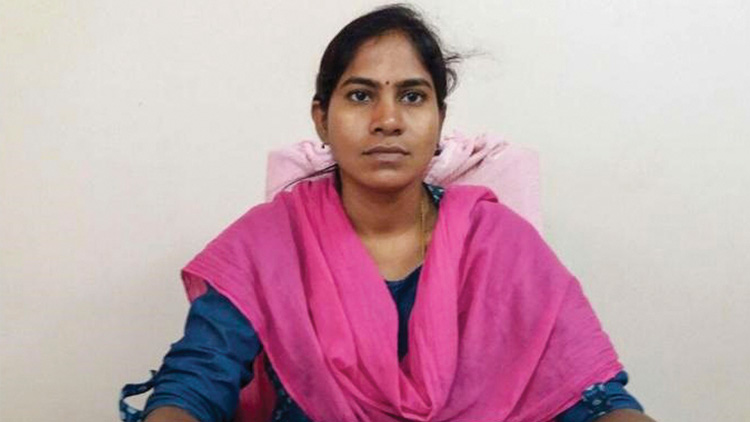 വ​നി​ത ത​ഹ​സി​ൽ​ദാ​റെ ഭൂ​വു​ട​മ​ ഓ​ഫി​സി​ൽ പെ​േ​ട്രാ​ളൊ​ഴി​ച്ച്​ തീ ​കൊ​ളു​ത്തി കൊ​ന്നു