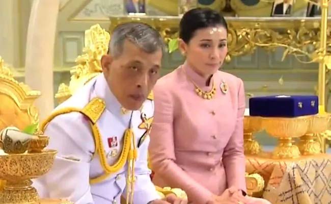 കിരീടധാരണത്തിന്​ മുമ്പ്​ ബോഡിഗാർഡിനെ വിവാഹം കഴിച്ച്​ തായ്​ രാജാവ്​