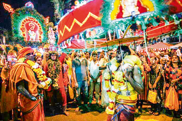 വൈ​റ​സ്​ ഭീ​തി​യെ അ​ക​റ്റി മ​ലേ​ഷ്യ​യി​ൽ തൈ​പ്പൂ​യ മ​ഹോ​ത്സ​വം