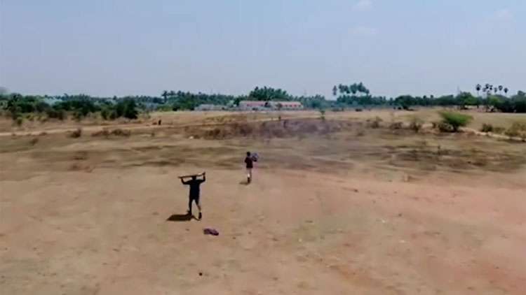 കാരംബോഡ് തലയിൽവെച്ച് മുണ്ടെറിഞ്ഞ് ഒാട്ടം ; തമിഴ്നാട് പൊലീസിന്‍റെ ഡ്രോൺ വിഡിയോയും വൈറൽ