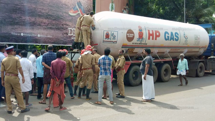 മലപ്പുറം ഐക്കരപ്പടിയിൽ ഗ്യാസ് ടാങ്കറിൽ ചോർച്ച