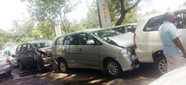 പത്മജയെ കണ്ട് ചെന്നിത്തലയുടെ കാര്‍ ബ്രേക്കിട്ടു; പിന്നെ വാഹനങ്ങളുടെ കൂട്ടയിടി