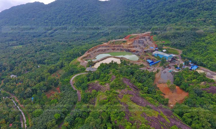 കുഞ്ഞാലിപ്പാറ ഖനനത്തിനെതിരെ സമരം ശക്​തമാകുന്നു; നാട്ടുകാർ ടിപ്പറുകൾ തടഞ്ഞു