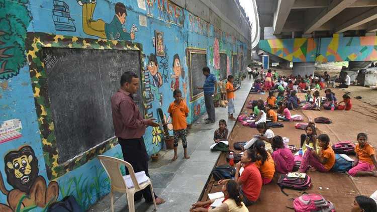 അ​ധ്യാ​പ​ക​ൻ പ​ല​ച​ര​ക്കു​ക​ട​ക്കാ​ര​ൻ, പ​ഠി​ക്കാ​നെ​ത്തു​ന്ന​ത്​ 300 കു​ട്ടി​ക​ൾ