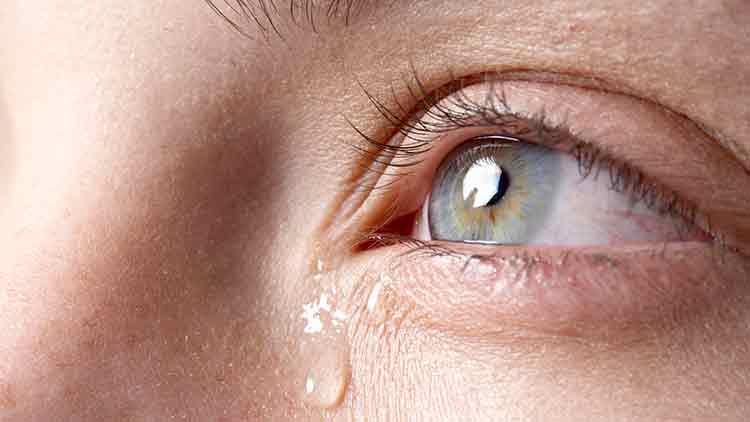 കണ്ണീരിലൂടെ കോവിഡ് പടരില്ല tears