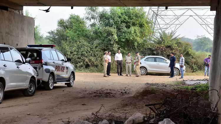 പഞ്ചറാക്കിയവർ തന്നെ സഹായിക്കാനെത്തി; കൂട്ടബലാത്സംഗത്തിന് ശേഷം കൊന്നു കത്തിച്ചു പഞ്ചറാക്കിയവർ തന്നെ സഹായിക്കാനെത്തി; കൂട്ടബലാത്സംഗത്തിന് ശേഷം കൊന്നു കത്തിച്ചു