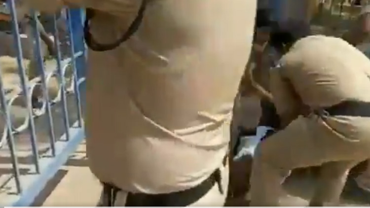 ദുരൂഹസാഹചര്യത്തിൽ മരിച്ച പെൺകുട്ടിയുടെ പിതാവിനെ നിലത്തിട്ട് ചവിട്ടി പൊലീസ് VIDEO