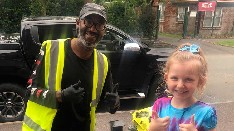 മഹാമാരിയിലും മനം നിറക്കുമീ സൗഹൃദം; തലൂലക്കും ടിമ്മിനും ഇത് അതിരുകളില്ലാത്ത കൂട്ട് മഹാമാരിയിലും മനം നിറക്കുമീ സൗഹൃദം; തലൂലക്കും ടിമ്മിനും ഇത് അതിരുകളില്ലാത്ത കൂട്ട്