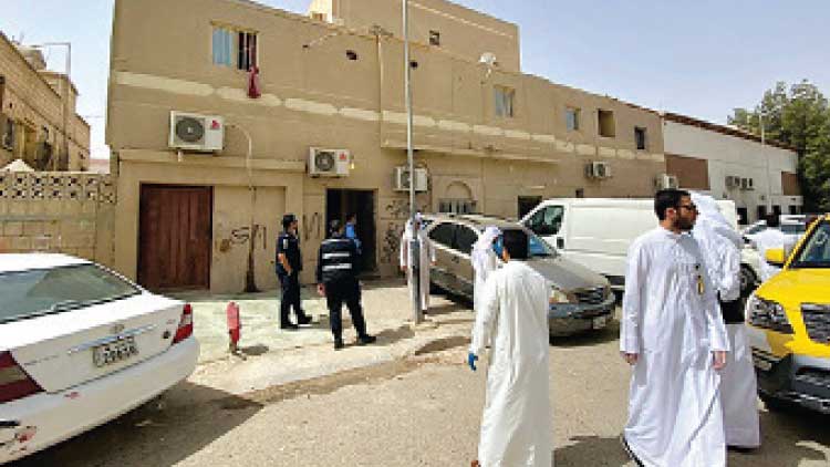 സ്വദേശി താമസ മേഖല: വിദേശി ബാച്ലേഴ്സിനെ ഒഴിപ്പിക്കാൻ പരിശോധന ശക്തം സ്വദേശി താമസ മേഖല: വിദേശി ബാച്ലേഴ്സിനെ ഒഴിപ്പിക്കാൻ പരിശോധന ശക്തം