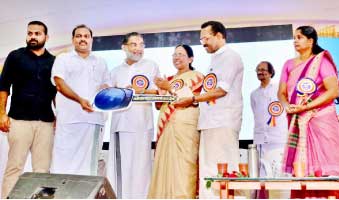 ത​ണ​ൽ ബ​ഹ്‌​റൈ​ൻ ചാ​പ്റ്റ​ർ സ്‌​കൂ​ൾ ബ​സ് കൈ​മാ​റി