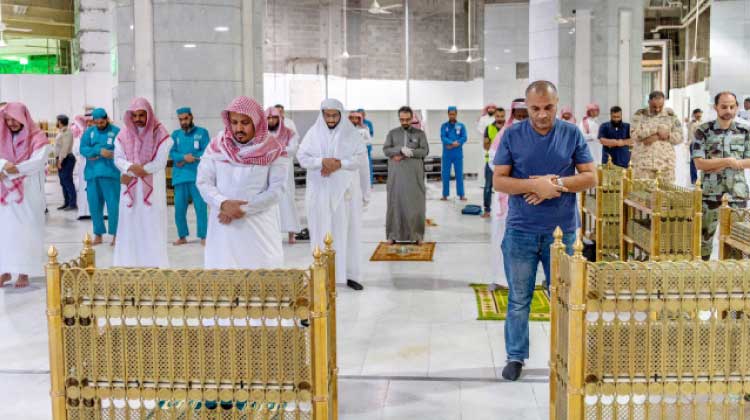 മ​ക്കയിൽ സാ​മൂ​ഹി​ക അ​ക​ലം​ പാ​ലി​ച്ച്​​​ ത​റാ​വീ​ഹ്