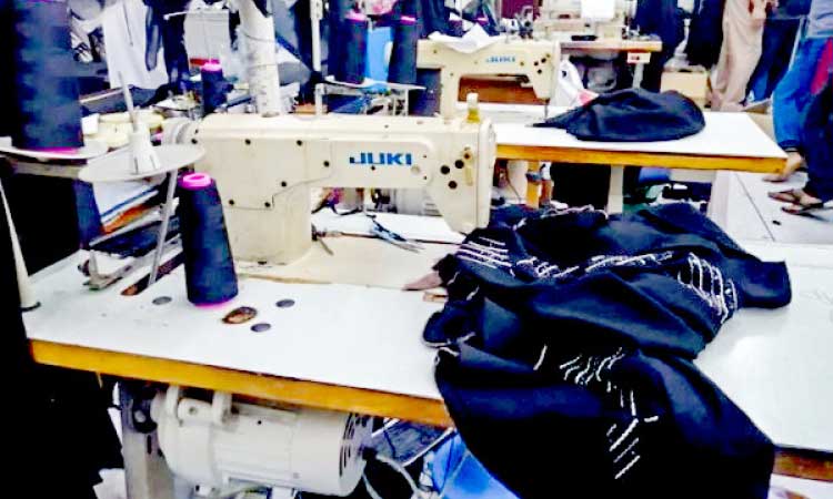 അ​ന​ധി​കൃ​ത ത​യ്യ​ൽ ജോ​ലി: വി​ദേ​ശി​ക​ൾ പി​ടി​യി​ൽ