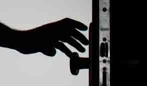 പൊലീസുകാരൻെറ വീട്ടിൽനിന്ന്​ 10 പവനും റാഡോ വാച്ചുകളും കവർന്നു