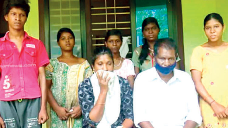 വാ​ട​ക​വീ​ട്ടി​ൽ ക​ഴി​യു​ന്ന ശോ​ഭ​യു​ടെ കു​ടും​ബ​ത്തി​ന് വെ​ള്ള​ക്കാ​ർ​ഡ്; സൗ​ജ​ന്യ റേ​ഷ​നും ല​ഭി​ച്ചി​ല്ല