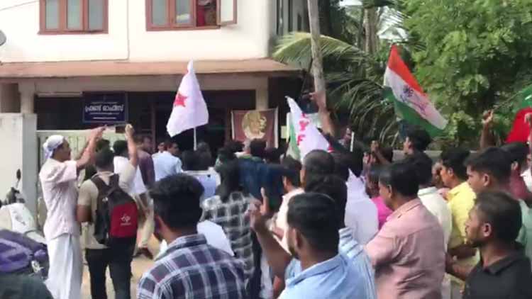 തിരുനാവായയിൽ തൊഴിൽ സർവേ​െക്കത്തിയ കേന്ദ്രസംഘത്തെ തടഞ്ഞു -VIDEO