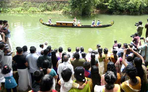 തിരുവോണത്തോണിയുടെ അകമ്പടിത്തോണിക്ക് ഭക്തിനിര്‍ഭര യാത്രയയപ്പ്