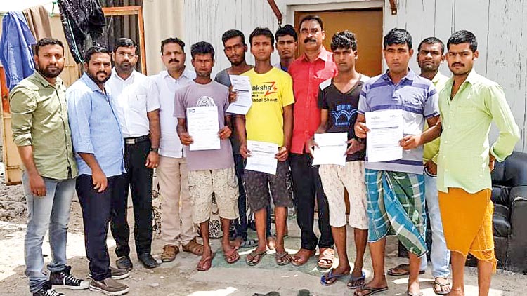 ദു​രി​ത  ജീ​വി​ത​ത്തി​ന് വി​രാ​മം, അ​ഞ്ച്​ തൊ​ഴി​ലാ​ളി​ക​ൾ നാ​ട്ടി​ലേ​ക്ക് മ​ട​ങ്ങി