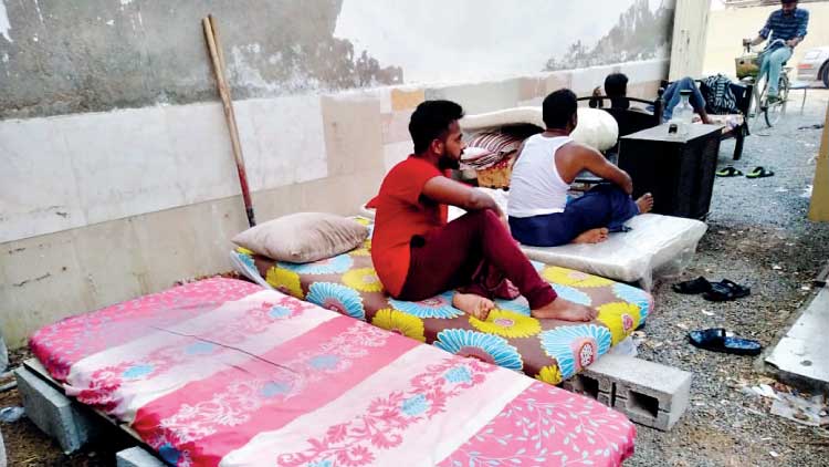 ലേ​ബ​ര്‍ ക്യാ​മ്പി​ല്‍ വൈ​ദ്യു​തി​യും വെ​ള്ള​വു​മി​ല്ല : റാ​സ​ല്‍ഖൈ​മ​യി​ല്‍ തൊ​ഴി​ലാ​ളി​ക​ള്‍ക്ക് ദു​രി​ത ജീ​വി​തം