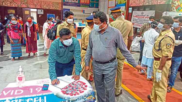 അ​വ​സാ​ന ട്രെ​യി​ൻ നി​ന്ന​ത് തൃ​ശൂ​രി​ൽ; വിവേക് എക്സ്പ്രസിലെ 196 യാത്രക്കാർ നിരീക്ഷണത്തിൽ