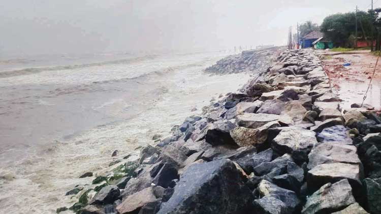 കലികയറി കടല്‍; തീരത്ത് ഭീതിയുടെ കാറ്റ്