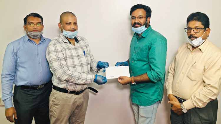 മി​ഷ​ൻ വി​ങ്​​സ്​ ഒാ​ഫ്​ കം​പാ​ഷ​ൻ:  ആ​ദ്യ ടി​ക്ക​റ്റു​ക​ൾ ന​ൽ​കി