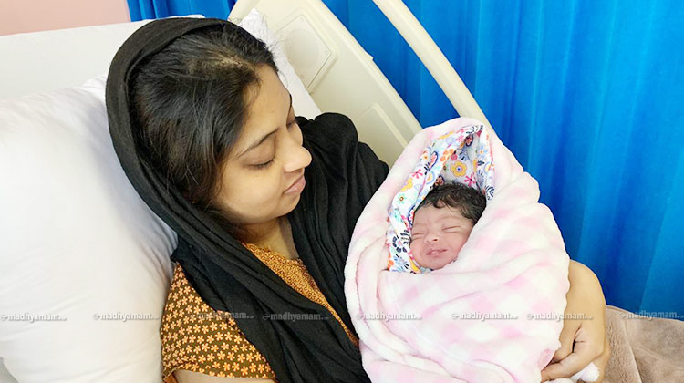 തൊഴിൽ തർക്കത്തിലുടക്കിയ കടിഞ്ഞൂൽ പ്രസവം: ഒടുവിൽ ടിൻറുവും കുഞ്ഞും നാട്ടിലേക്ക്​