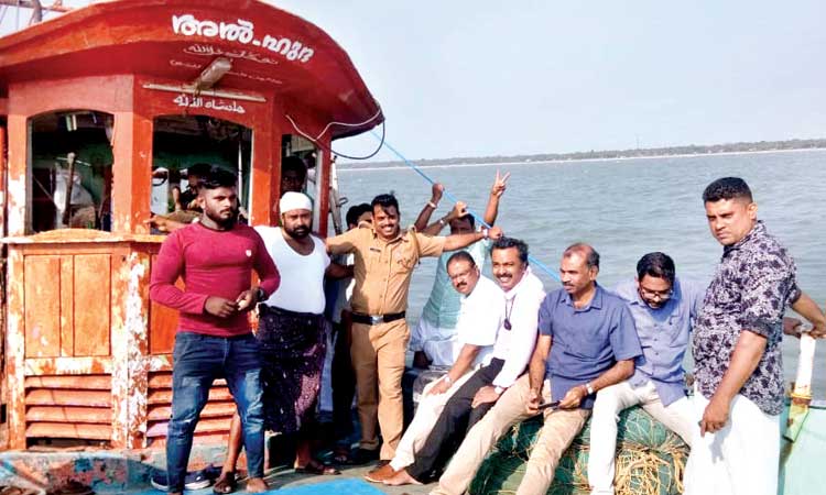 ക​ട​ല​റി​വ്​ തേ​ടി ഡെ​പ്യൂ​ട്ടി ക​ല​ക്ട​റും  ത​ഹ​സി​ൽ​ദാ​റും