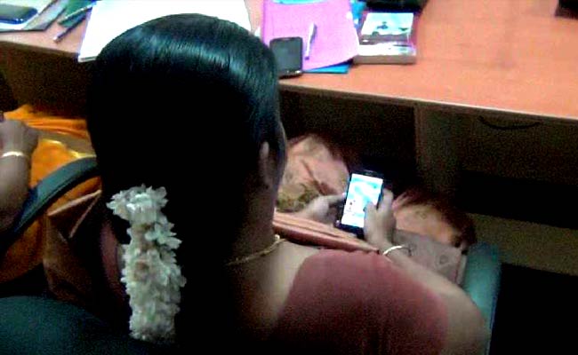 കര്‍ഷകരുടെ യോഗത്തിനിടെ ഗെയിം കളിക്കുന്ന ഉദ്യോഗസ്ഥ കാമറയില്‍