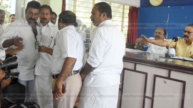 വാർത്താ സമ്മേളത്തിനിടെ മാധ്യമപ്രവർത്തകന്​ നേരെ സെൻകുമാറി​ന്‍റെ ആക്രോശം