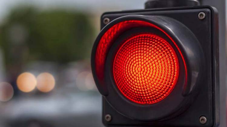 റോ​ഡ് നി​യ​മ​ങ്ങ​ളെ വി​ല​കു​റ​ച്ച് കാ​ണ​ല്ലേ,   ജീ​വ‍െൻറ വി​ല അ​തി​ലും വ​ലു​താ​ണ്