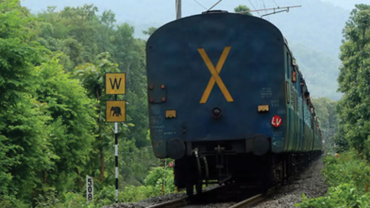 17 ട്രെയിനുകൾ റദ്ദാക്കി, വഴിതിരിച്ചുവിടൽ തുടരുന്നു