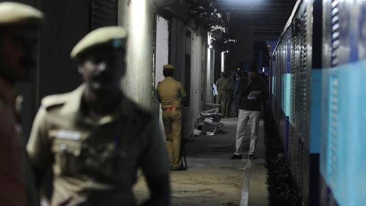 ട്രെയിനുകളിൽ വൻ മോഷണം; ലക്ഷങ്ങളുടെ സ്വർണവും രേഖകളും കവർന്നു