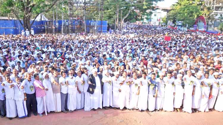 സ്വരാജ് റൗണ്ടിൽ പ്രതിരോധത്തിെൻറ ആൾക്കടൽ സ്വരാജ് റൗണ്ടിൽ പ്രതിരോധത്തിെൻറ ആൾക്കടൽ