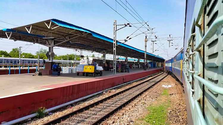 റെയിൽവേ സ്​റ്റേഷനുകളിൽ ഖുശ്​വന്ത്​സിങ്​, ചേതൻ ഭഗത്​ തുടങ്ങിയവരുടെ പുസ്​തകങ്ങൾ വിൽക്കാൻ നിരോധനം